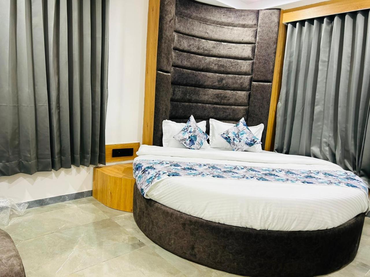 Hotel M Grand أحمد أباد المظهر الخارجي الصورة