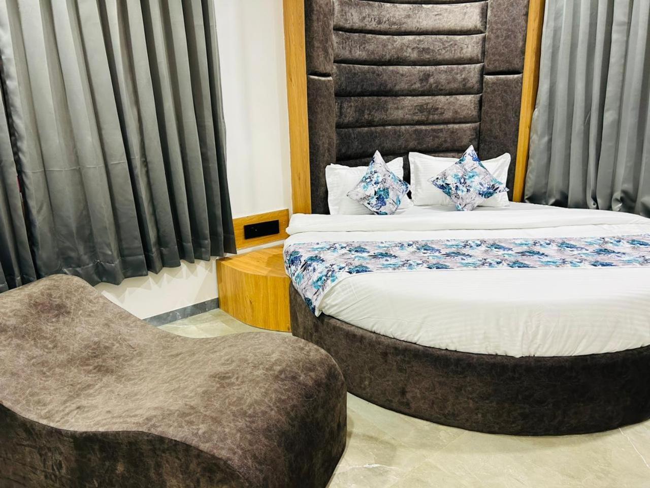 Hotel M Grand أحمد أباد المظهر الخارجي الصورة